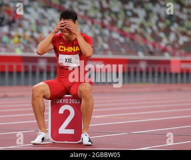 (210803) -- TOKYO, le 3 août 2021 (Xinhua) -- Xie Zhenye, de Chine, réagit pendant la demi-finale masculine de 200 m aux Jeux Olympiques de Tokyo en 2020, à Tokyo, au Japon, le 3 août 2021. (Xinhua/Li Ming) Banque D'Images