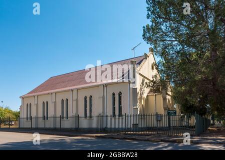 ALIWAL NORD, AFRIQUE DU SUD - 23 AVRIL 2021 : une scène de rue, avec l'église réformée, dans Aliwal Nord, dans la province orientale du Cap Banque D'Images