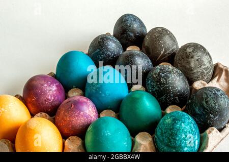 Œufs de poulet multicolores. Fête de Pâques lumière. Arrière-plan. Photo de haute qualité Banque D'Images