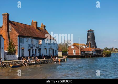 Angleterre, Hampshire, Langstone, Chichester Harbour, vue sur le Royal Oak Pub et les clients de High Tide Banque D'Images