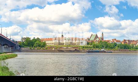 Panorama de la vieille ville de Varsovie, vue depuis la rive droite de la Vistule. Le château royal en premier plan. Sur la droite se trouve la cathédrale Banque D'Images