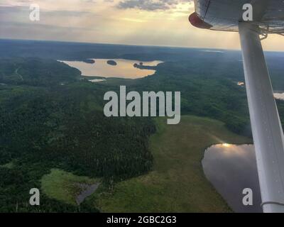 Vue sur le lac canadien depuis un petit avion Banque D'Images