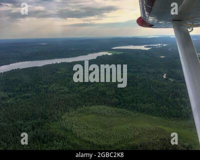 Vue sur le lac canadien depuis un petit avion Banque D'Images