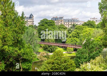 Vue sur les toits de Paris depuis le Parc des Buttes-Chaumont. Paris Banque D'Images