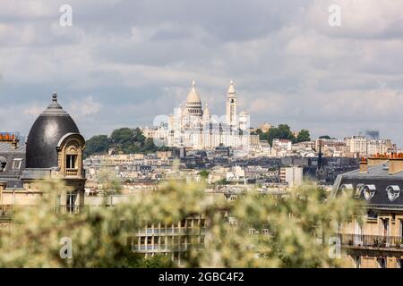 Basilique du Sacré-coeur et de la Butte Montmartre vue du Parc des Buttes-Chaumont. Paris Banque D'Images