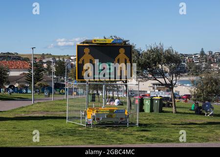 Sydney, Australie. Mardi 3 août 2021.Covid-19 affichage social de distance à Bondi Beach. Les restrictions de verrouillage pour le Grand Sydney ont été prolongées de quatre semaines jusqu'au 28 août en raison de la propagation de la variante Delta et pourraient être prolongées. Crédit : Paul Lovelace/Alamy Live News Banque D'Images