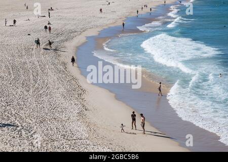 Sydney, Australie. Mardi 3 août 2021. Les gens du coin s'entraînent et profitent d'une belle journée d'hiver avec des températures autour de 21ºC à Bondi Beach. Les restrictions de verrouillage pour le Grand Sydney ont été prolongées de quatre semaines jusqu'au 28 août en raison de la propagation de la variante Delta et pourraient être prolongées. Crédit : Paul Lovelace/Alamy Live News Banque D'Images