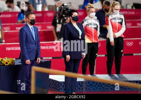 TOKYO, JAPON - 2 AOÛT : le président français de l'UCI, David Lappartient, membre du CIO, Daina Gudzeneviciute, de Lituanie, lors de la cérémonie de remise des médailles du circuit de cyclisme lors des Jeux Olympiques de Tokyo 2020 au vélodrome D'IZU, le 2 août 2021 à Tokyo, Japon (photo de Yannick Verhoeven/Orange Pictures) Banque D'Images