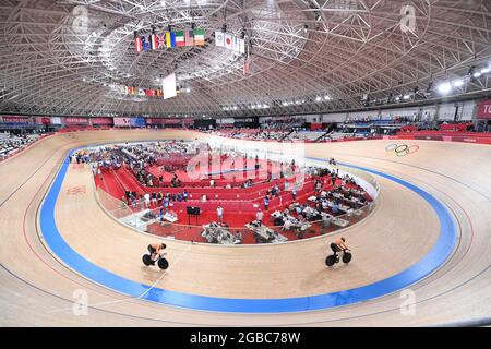 (210803) --IZU, 3 août 2021 (Xinhua) -- les cyclistes des pays-Bas participent à la finale de sprint de l'équipe masculine de piste cyclable aux Jeux Olympiques de Tokyo 2020, à Izu, au Japon, le 3 août 2021. (Xinhua/HE Changshan) Banque D'Images