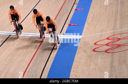 (210803) --IZU, 3 août 2021 (Xinhua) -- les cyclistes des pays-Bas participent à la finale de sprint de l'équipe masculine de piste cyclable aux Jeux Olympiques de Tokyo 2020, à Izu, au Japon, le 3 août 2021. (Xinhua/Zhang Hongxiang) Banque D'Images