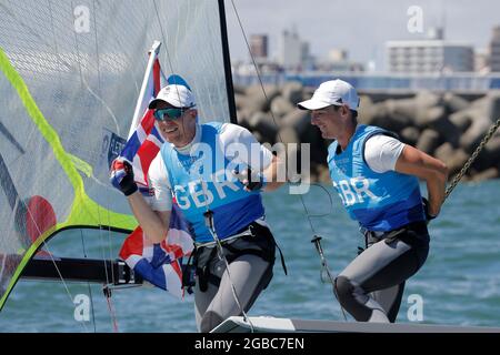 Kanagawa, Japon. 3 août 2021. Team GBR FLETCHER Dylan et BITHELL Stuart (GBR) voile : Homme Skiff - 49er - Médaille de la course pendant les Jeux Olympiques de Tokyo 2020 au port de plaisance d'Enoshima à Kanagawa, Japon . Credit: Kaoru Soehata/AFLO/Alay Live News Banque D'Images