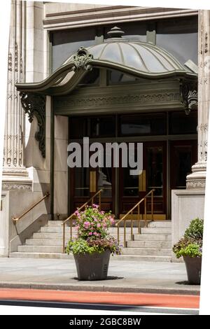 Auvent et porte au CUNY Graduate Center, E. 34th Street et Fifth Avenue, NYC, Etats-Unis Banque D'Images