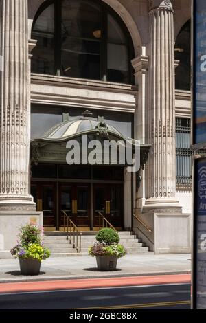 Auvent et porte au CUNY Graduate Center, E. 34th Street et Fifth Avenue, NYC, Etats-Unis Banque D'Images