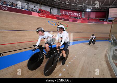 (210803) --IZU, le 3 août 2021 (Xinhua) -- les cyclistes d'Allemagne célèbrent après avoir remporté la piste cyclable finale de l'équipe féminine aux Jeux Olympiques de Tokyo 2020, à Izu, au Japon, le 3 août 2021. (Xinhua/HE Changshan) Banque D'Images