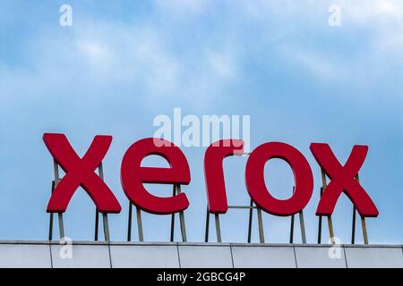 Almaty, Kazakhstan - 15 juillet 2021 : le nom de la société américaine Xerox 3D en lettres sur le toit du bâtiment. Contre le ciel Banque D'Images