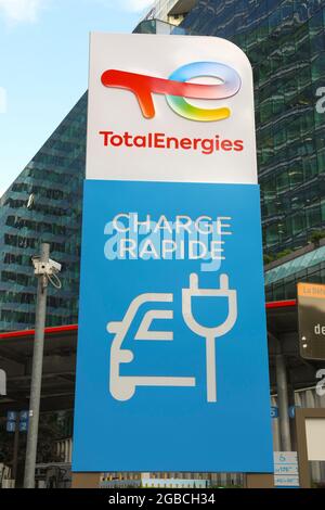 STATION DE CHARGE ÉLECTRIQUE ÉNERGIE TOTALE, LA DÉFENSE, FRANCE Banque D'Images