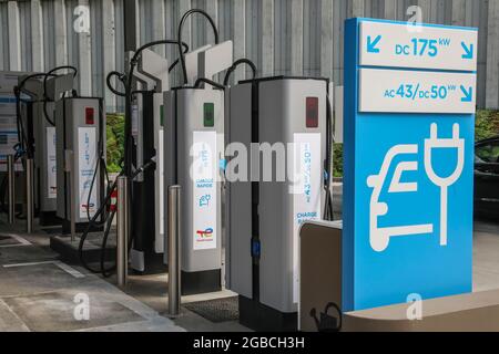 STATION DE CHARGE ÉLECTRIQUE ÉNERGIE TOTALE, LA DÉFENSE, FRANCE Banque D'Images