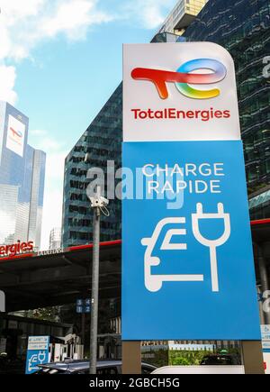 STATION DE CHARGE ÉLECTRIQUE ÉNERGIE TOTALE, LA DÉFENSE, FRANCE Banque D'Images