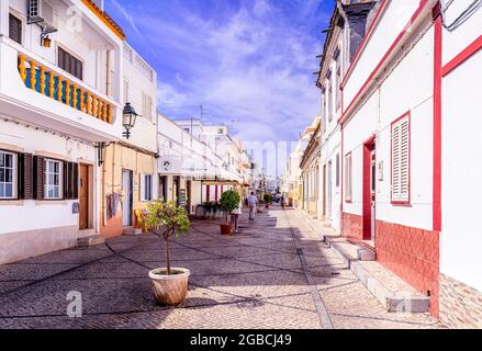 Rue pavée typique portugaise en pierre de galets, calcada portuguesa pavés portugais. Fuseta est Algarve Portugal Banque D'Images