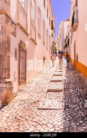 Calcada da Galeria, une passerelle de sttep menant à l'église de l'Igreja de Santa Maria do Castelo et la caméra Tavira obscura. Tavira est Algarve Portu Banque D'Images