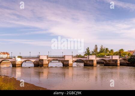 Le pont romain Tavira, Ponte Romana de Tavira sur la rivière Gilao Tavira est Algarve Portugal Banque D'Images