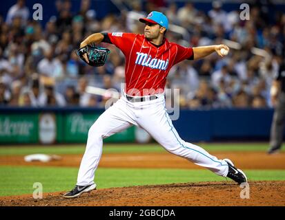 Le lanceur de Miami Marlins Richard Bleier (35) place le ballon pendant le huitième repas contre les New York Yankees au loanDepot Park, dans le quartier de Little Havana à Miami, en Floride, le dimanche 1er août 2021. (Photo de Daniel A. Varela/Miami Herald/TNS/Sipa USA) Banque D'Images