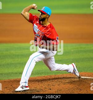 Le lanceur de Miami Marlins Sandy Alcantara (22) place le ballon pendant le septième repas contre les New York Yankees au loanDepot Park, dans le quartier de Little Havana à Miami, en Floride, le dimanche 1er août 2021. (Photo de Daniel A. Varela/Miami Herald/TNS/Sipa USA) Banque D'Images