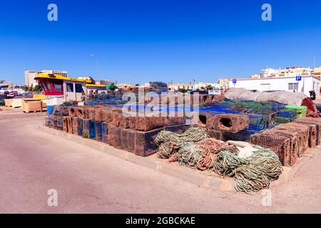 Des filets d'octopus piégent des pots empilés sur le quai Quayside Quarteira dans la région de l'Algarve, au Portugal, piège à pot net Banque D'Images