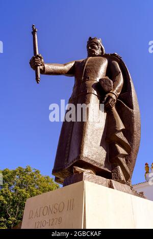 Faro, Algarve, Portugal. Statue et monument au roi Afonso 3e du Portugal à Praca de D Afonso III, Faro, Algarve de l'est Banque D'Images