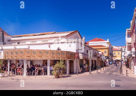 Les gens mangeant et buvant dans un restaurant de rue à Silves Algarve Portugal Banque D'Images