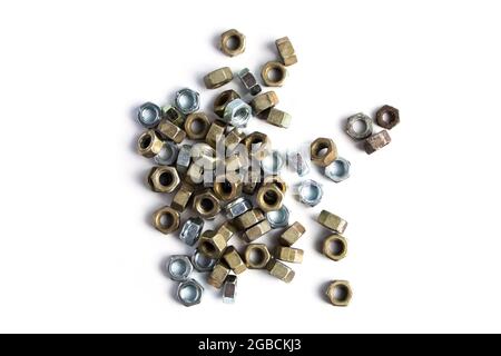 Nouveaux écrous métalliques isolés sur fond blanc. Outils de construction et de réparation Banque D'Images