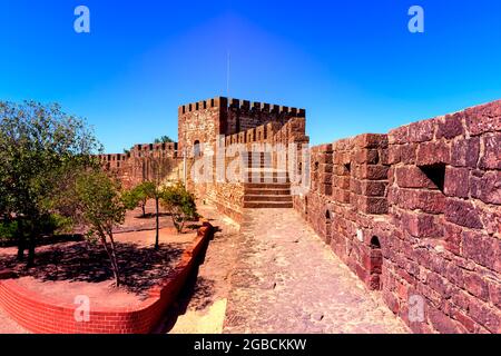 Vue sur l'intérieur et les remparts du château de Silves, Castelo de Silves, depuis le château de Silves, Silves Algarve Portugal. Banque D'Images