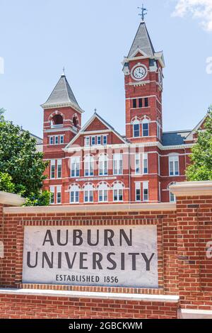 Alabama Auburn, Auburn University Samford Hall Clock Tower, administration bâtiment campus construit 1888 rouge brique signe, Banque D'Images