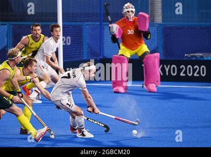 Tokyo, Japon. 3 août 2021. Jan Christopher Ruhr (front R) d'Allemagne tire pendant la demi-finale de hockey masculin entre l'Australie et l'Allemagne aux Jeux Olympiques de Tokyo 2020 à Tokyo, au Japon, le 3 août 2021. Credit: Zhang Xiaoyu/Xinhua/Alay Live News Banque D'Images