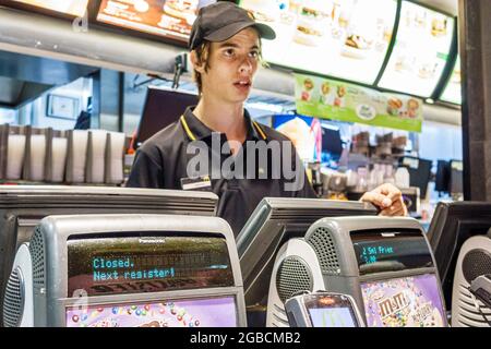 Sydney Australie, Bondi McDonald's restaurant fast food comptoir caisse enregistreuse, adolescent adolescent garçon homme employé travaillant sur commande, insid Banque D'Images