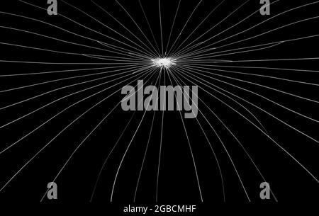 Ligne fissurée sur verre cassé isolée sur fond noir. La texture de l'impact sur le verre. Banque D'Images