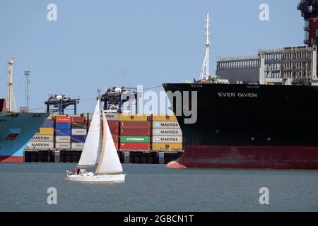 Felixstowe Suffolk Royaume-Uni 3 août 2021. Le conteneur expédié depuis la ligne d'expédition Evergreen arrive finalement au Royaume-Uni cinq mois plus tard que prévu. Le navire de 400 m ancré à Felixstowe après un voyage depuis le canal de Suez où le navire avait été arrêté après avoir bloqué le canal et s'être échoué le 23 mars 2021, Elle a été libérée six jours plus tard, mais le navire japonais appartenant à Shoei Kisen Kaisha a été détenu par le gouvernement égyptien le 13 avril 2021 jusqu'à ce qu'un accord d'indemnisation soit conclu. Crédit : MARTIN DALTON/Alay Live News Banque D'Images