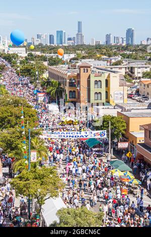 Miami Florida, Little Havana, Calle Ocho Carnaval, festival hispanique de carnaval foire de rue, bannière foule aérienne frrom au-dessus de la vue de la ville horizon Banque D'Images