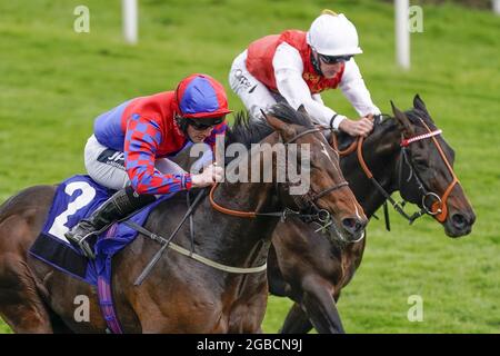 Photo du dossier datée du 14-05-2021 de Bedford Flyer, monté par Lewis Edmunds (à gauche), gagnant le Yorkshire Equicine Practice handicap pendant la troisième journée du Dante Festival à l'hippodrome de York. Date de publication : le mardi 3 août 2021. Banque D'Images