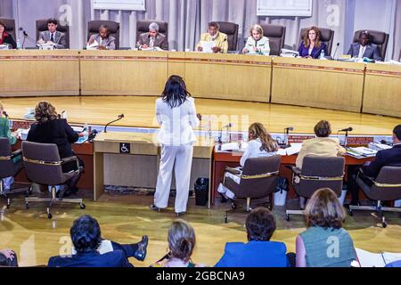 Miami Florida,réunion du Conseil de l'éducation,discuter de la discussion des fermetures d'écoles membres orateur parlant podium dais,Black Woman femmes hommes Banque D'Images