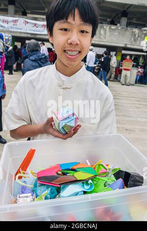 Campus de l'école Florida Kendall Miami Dade College, festival du nouvel an chinois, jeune enfant adolescent asiatique garçon étudiant vendant des ornements en papier pliés à l'origami, Banque D'Images