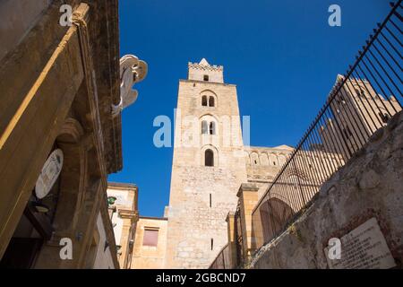 Cefalù, Palerme, Sicile, Italie. Vue à angle bas depuis la Piazza del Duomo du clocher nord de la cathédrale arabo-normande. Banque D'Images