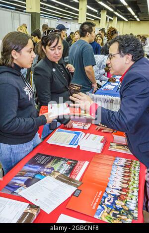 Miami Florida, National College Fair étudiants planification de carrière recrutement recruteur, Université de Houston Conrad Hilton College étudiants hispaniques, Banque D'Images