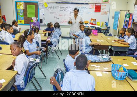 Miami Florida,Comstock Elementary School,Black garçons filles enfants enfants élèves,enseignant enseignement en classe école de classe tables de classe, Banque D'Images