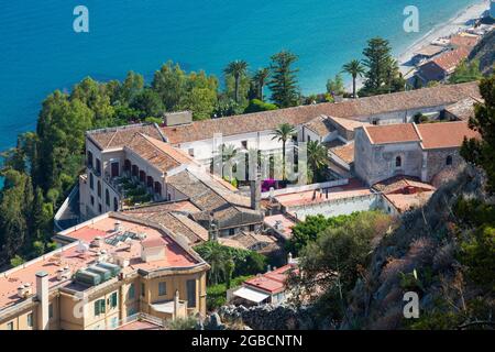 Taormina, Messine, Sicile, Italie. Vue sur les toits carrelés de l'hôtel San Domenico Palace depuis la chapelle de la Madonna della Rocca, au sommet d'une falaise. Banque D'Images