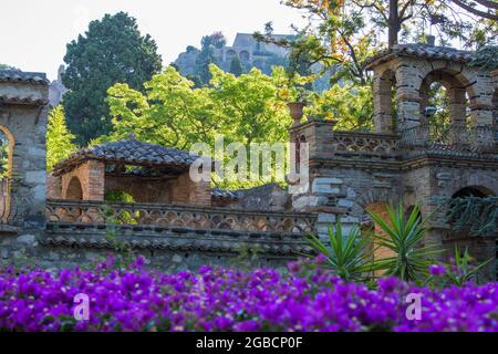 Taormina, Messine, Sicile, Italie. Vue à angle bas des folies victoriennes typiques dans les jardins publics de la Villa Comunale, tôt le matin. Banque D'Images