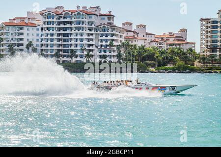 Miami Beach Floride, Gouvernement couper l'eau de Biscayne Bay, Fisher Island condominium bâtiments résidentiels cigarette speed boat, Banque D'Images