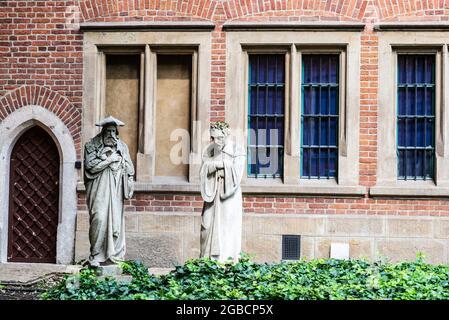 Statues dans le jardin du Collegium Maius, c'est l'emplacement du Musée de l'Université de Jagiellonian à Cracovie, en Pologne Banque D'Images