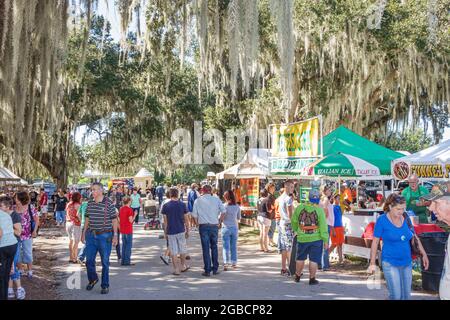 Florida Lake Wales Lake Wailes parc public, festival Pioneer Days foire annuelle vendeurs vendeurs stands stands distributeurs stands commerçants stands commerçants familles, Banque D'Images