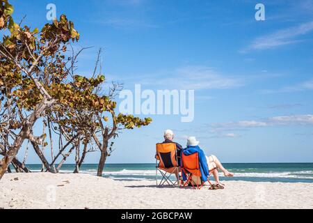 Stuart Florida,Hutchinson Barrier Island baignoire Reef Beach seniors citoyens âgés, couple de personnes âgées assis chaises longues dune océan Atlantique, Banque D'Images